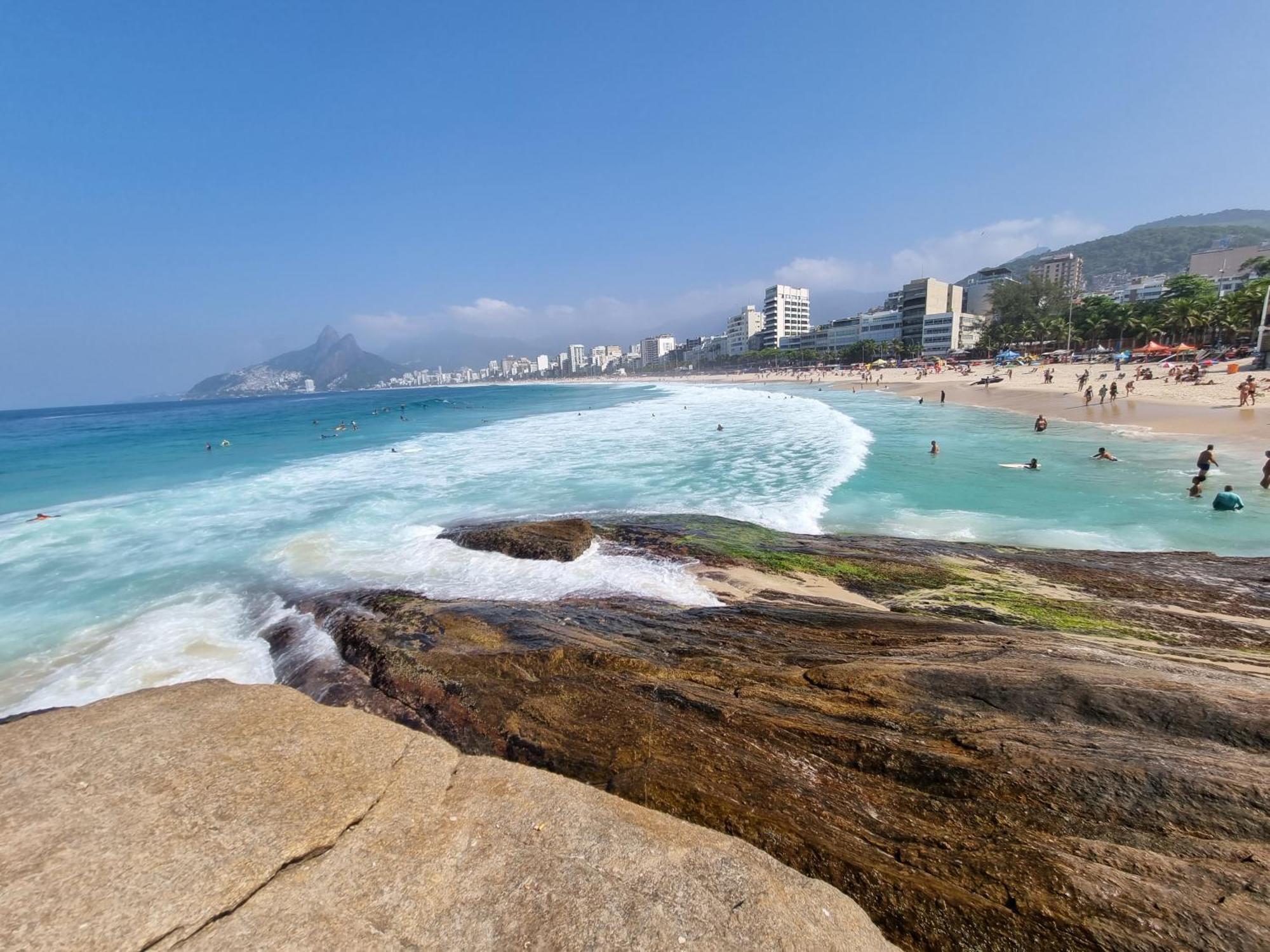 Homestay C: Panoramic Rio Views Near Iconic Beaches *