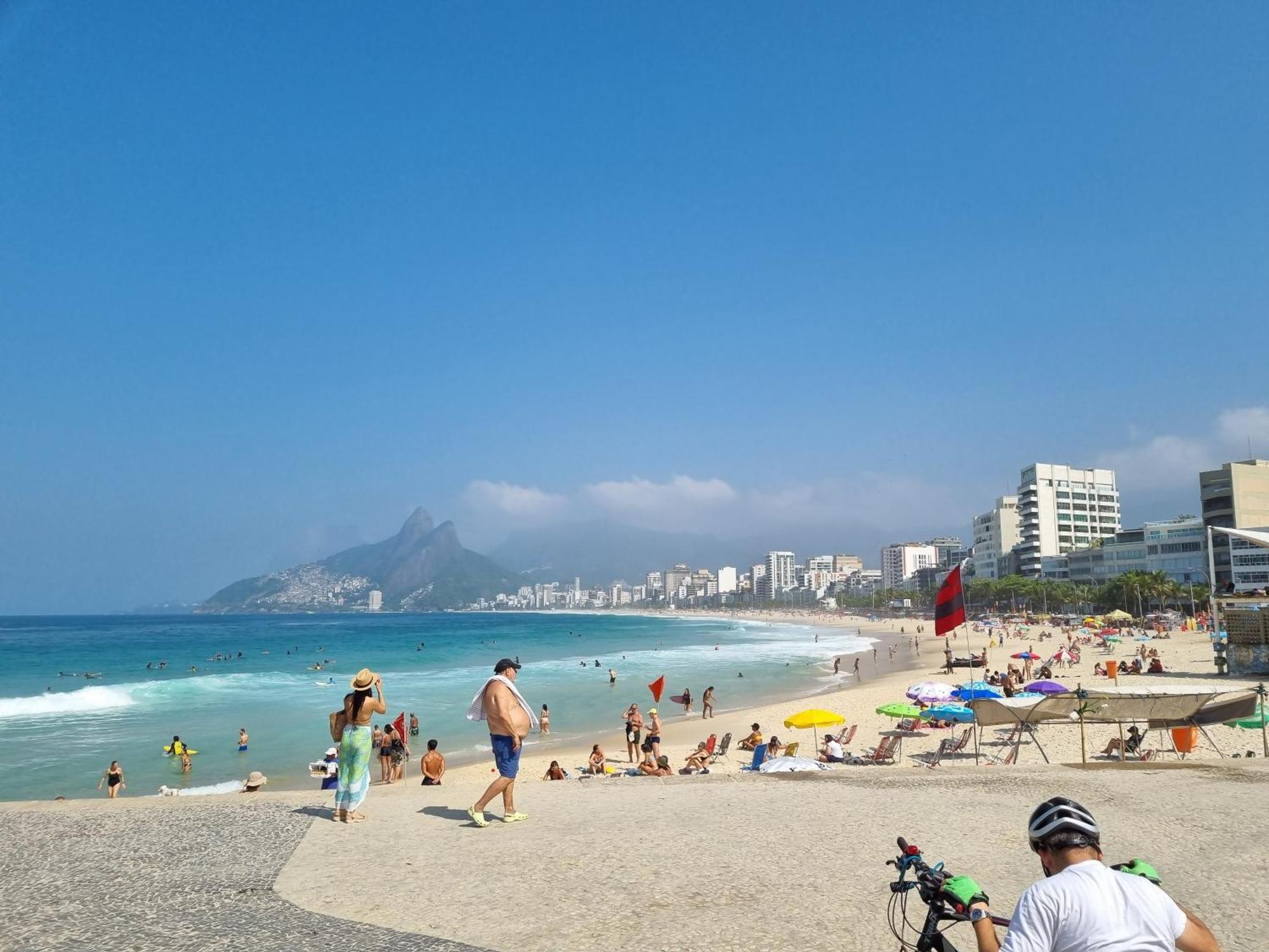 Homestay C: Panoramic Rio Views Near Iconic Beaches