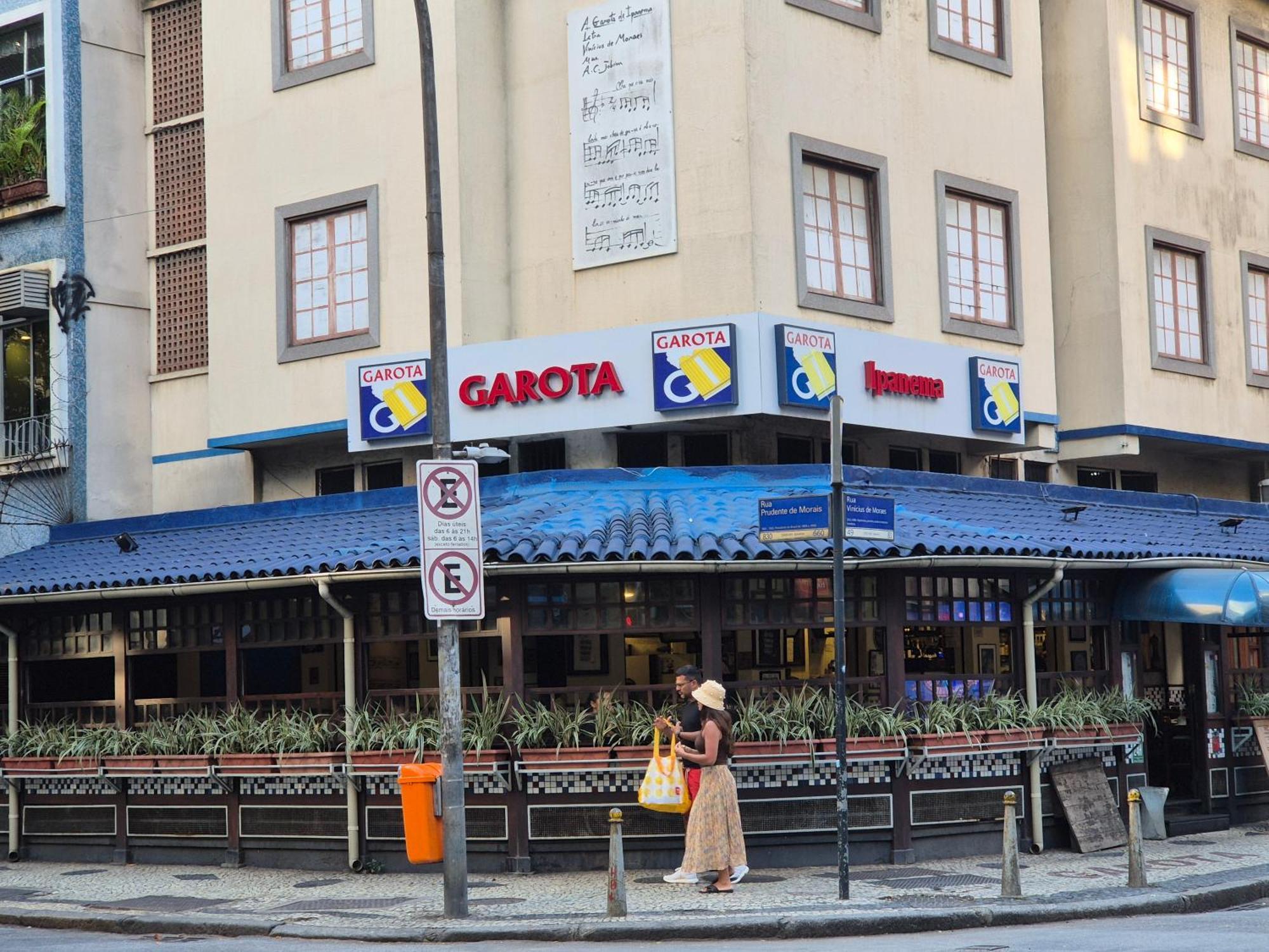 Homestay C: Panoramic Rio Views Near Iconic Beaches